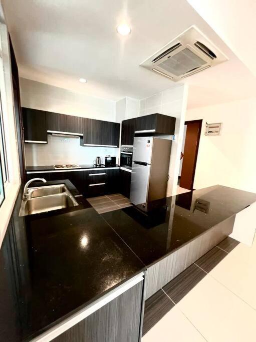 Bay Resort Condominium 3-Bedrooms With Swimming Pool Near The Seaside Miri Extérieur photo
